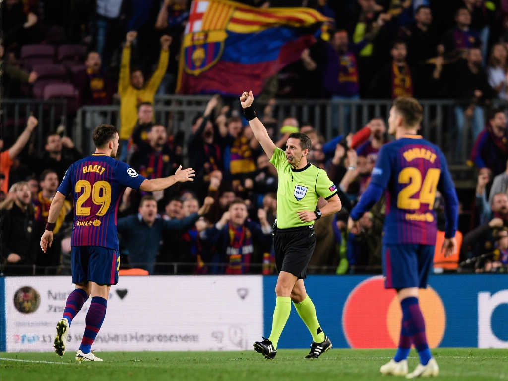 惊爆!巴萨欧冠赛场失控,主帅球员围堵裁判,申诉国米却沉默不语 惊爆!巴萨欧冠赛场失控,主帅球员围堵裁判,申诉国米却沉默不语